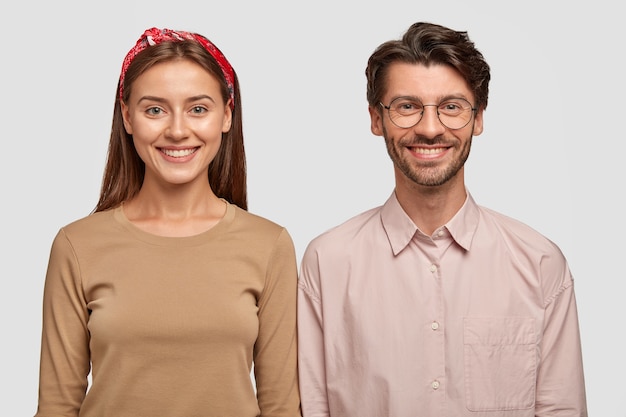 Photo gratuite drôles de jeunes collègues gloussent et sourient largement