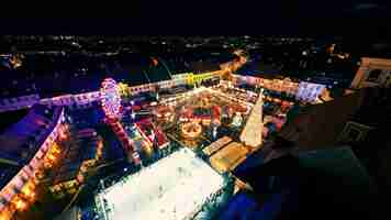 Photo gratuite drone aérien large vue sur la grande place de sibiu la nuit roumanie vieux centre-ville décoré