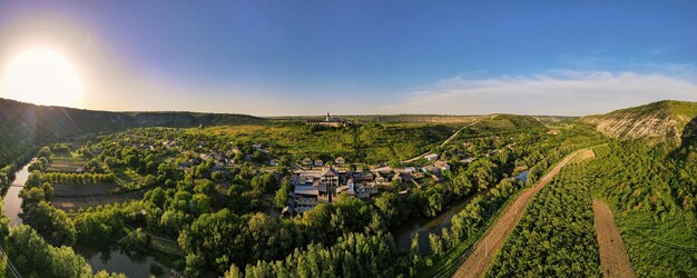 Drone aérien vue panoramique d'une nature en Moldavie