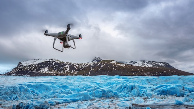 Un drone avec une caméra vole sur un iceberg.