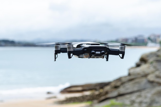 Drone moderne survolant le littoral rocheux