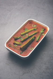 Drumstick curryã‚â est une sauce aux légumes ou une recette sèche délicieuse et piquante qui est préparée à l'aide de bâtons de moringa et d'épices. nourriture indienne saine