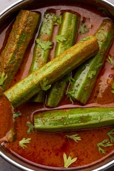 Drumstick curryã‚â est une sauce aux légumes ou une recette sèche délicieuse et piquante qui est préparée à l'aide de bâtons de moringa et d'épices. nourriture indienne saine