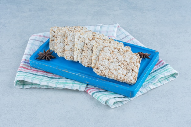 Du gâteau de riz et de la cannelle à bord sur du marbre.