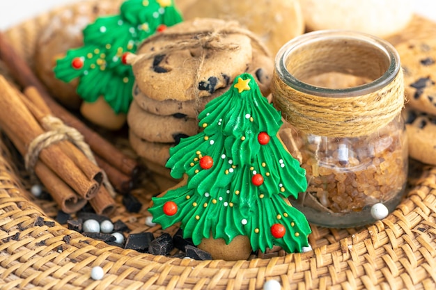 Photo gratuite du pain d'épice en forme d'arbre de noël et des biscuits dans une assiette en osier