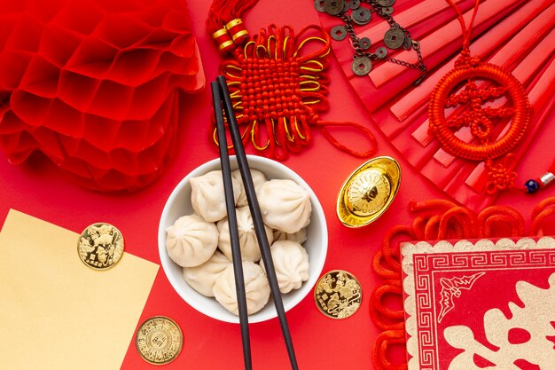 Dumplings avec baguettes et lanterne nouvel an chinois