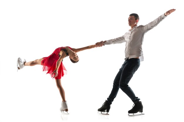 Duo de patinage artistique isolé sur fond de studio blanc avec copyspace