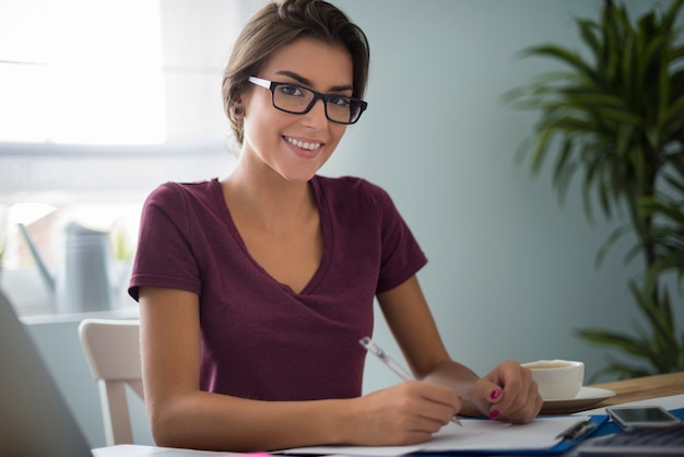 Dutiful femme au bureau de sa maison