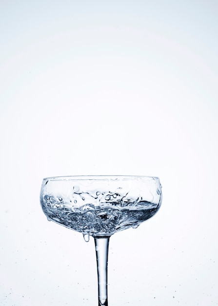 Dynamique de l'eau claire dans le verre