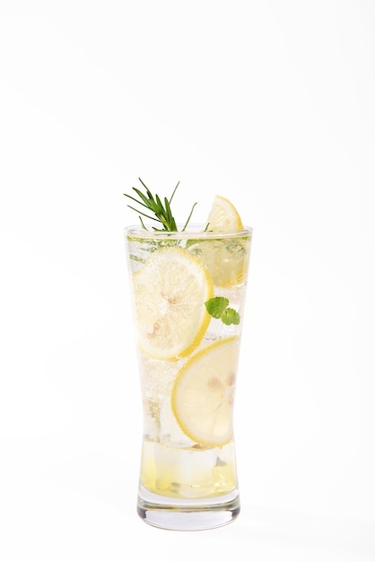 Photo gratuite eau de citron fraîche dans un verre avec des tranches de citron fruits isolés sur fond blanc boisson d'été