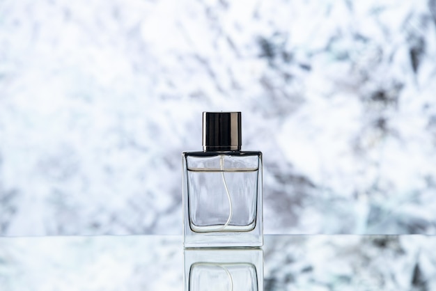 Eau de Cologne pour hommes vue de face sur fond gris clair avec espace libre