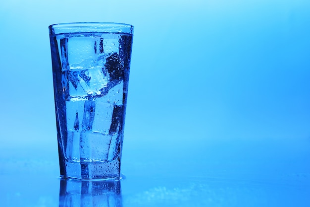 Une eau cristalline avec de la glace