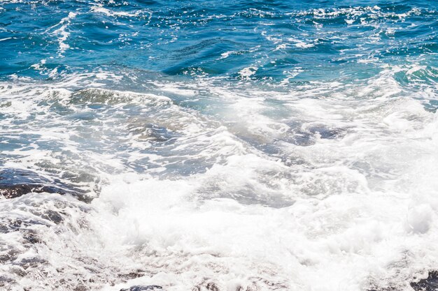 Eau cristalline ondulée gros plan