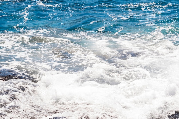 Eau cristalline ondulée gros plan