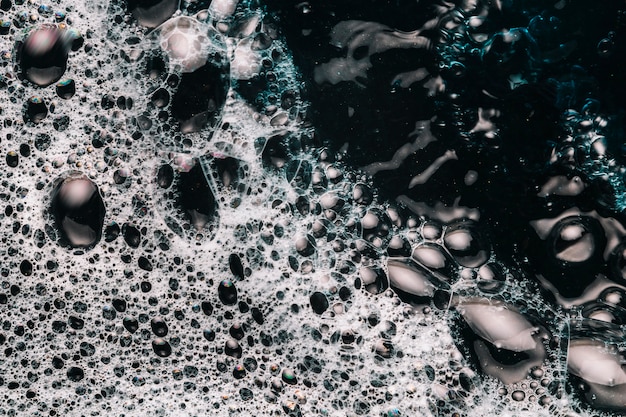 Photo gratuite eau éclaboussant près de mousse