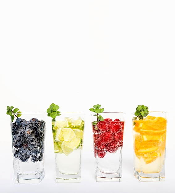 L'eau avec des fruits dans des verres