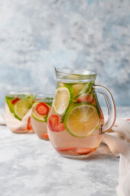 Photo gratuite eau infusée à la lime fraîche, aux fraises et à la menthe, cocktail, boisson détoxifiante, limonade. boissons d'été. concept de soins de santé.