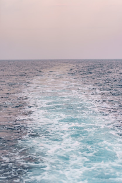 L'eau de mer bleue éclabousse les reflets du soleil.