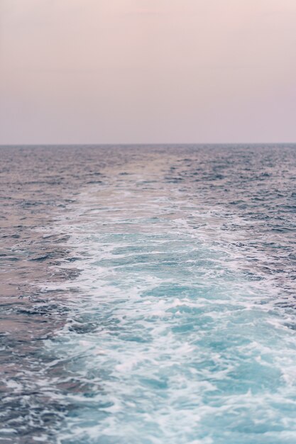 L'eau de mer bleue éclabousse les reflets du soleil.