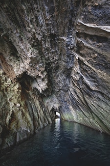 L'eau De Mer Coule Dans La Grotte Photo gratuit