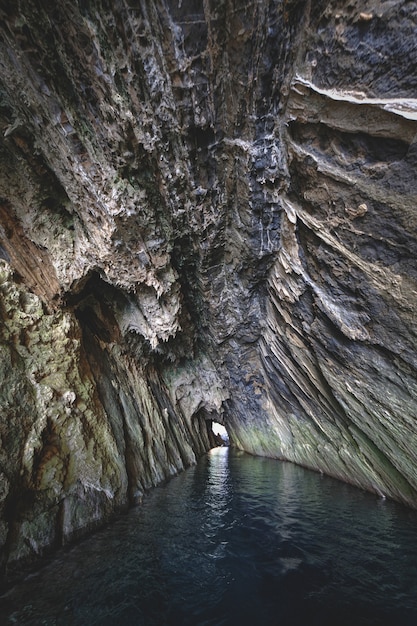 L'eau de mer coule dans la grotte