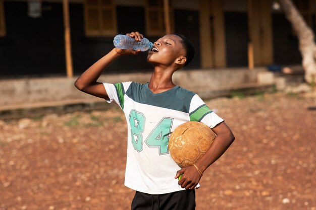 Eau potable d'enfant de coup moyen