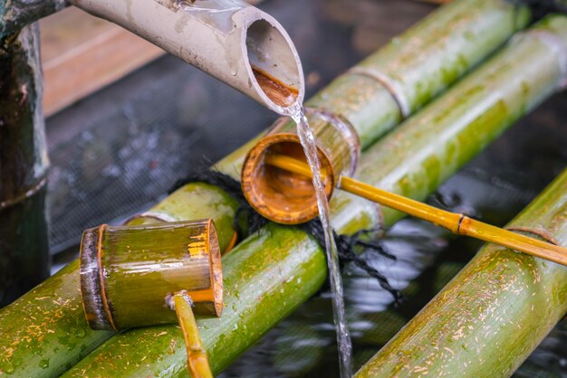 L&#39;eau qui coule à travers le tuyau de bambou.