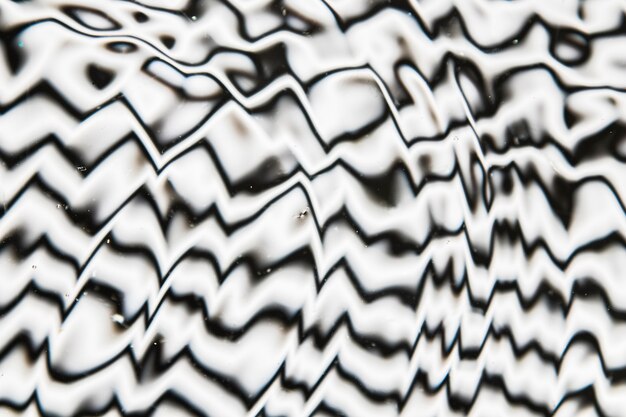 L'eau des vagues sur une surface de piscine noir et blanc