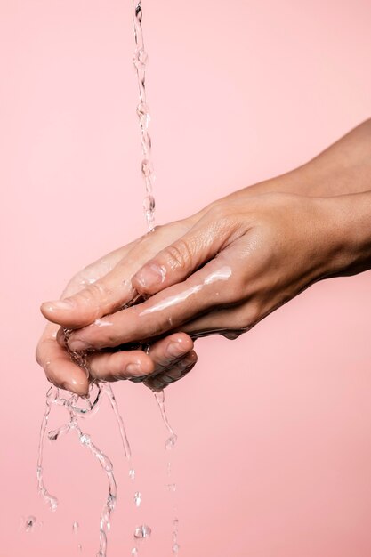 De l'eau versée sur les mains de la femme