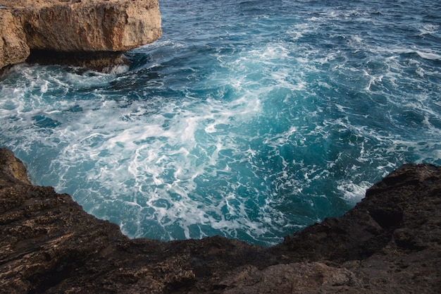 L'eau vue de la falaise pendant la journée