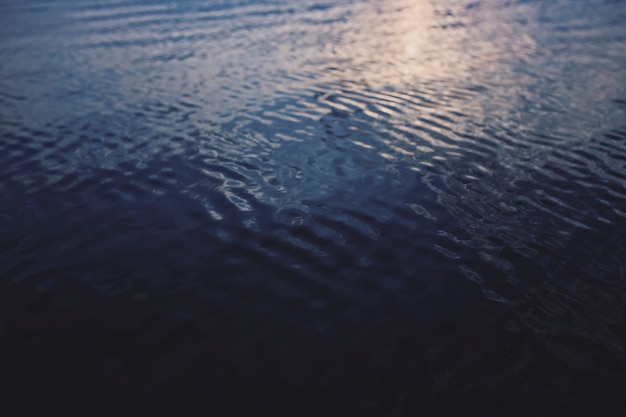 Photo gratuite eaux calmes sur fond de l'océan bleu foncé