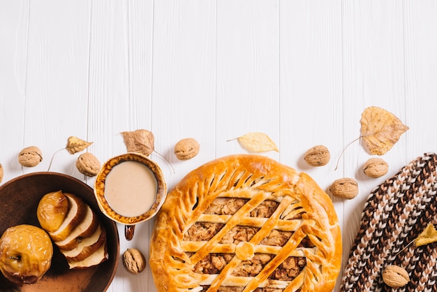 Photo gratuite Écharpe près de la nourriture d'automne