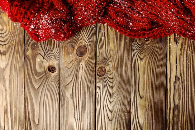 Écharpe rouge sur fond en bois