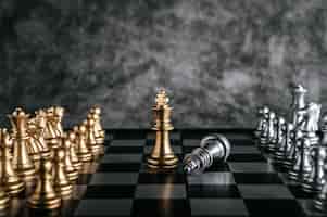 Photo gratuite Échecs d’or et d’argent sur le jeu d’échecs pour le concept de leadership métaphore de l’entreprise