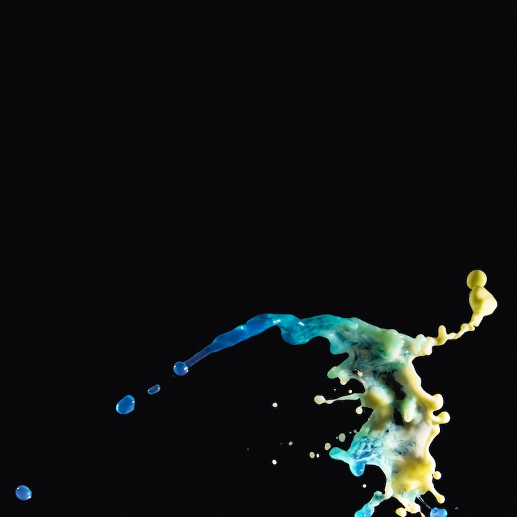 Photo gratuit éclaboussure de l&#39;eau abstraite sur fond noir