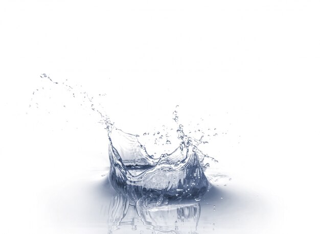 éclaboussure d'eau isolée sur fond blanc