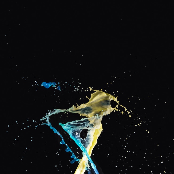 Photo gratuit éclaboussures de liquide lumineux sur fond noir