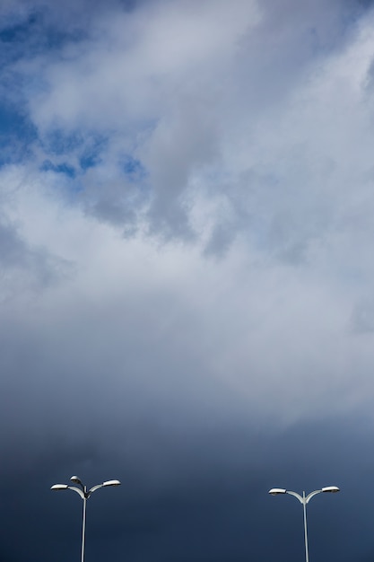 Photo gratuite Éclairage de rue par temps nuageux