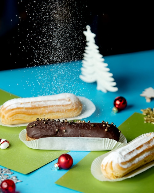 Eclairs au chocolat et vanille saupoudrés de sucre en poudre