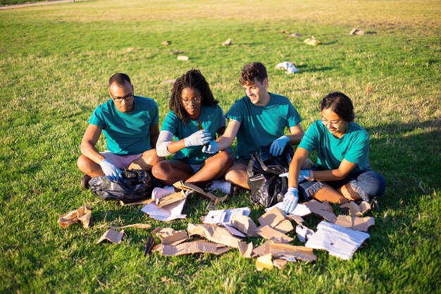 Eco bénévoles triant des déchets de verre et de papier