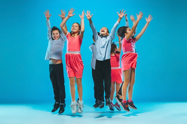 Photo gratuite École de danse pour enfants, ballet, hiphop, rue, danseurs funky et modernes