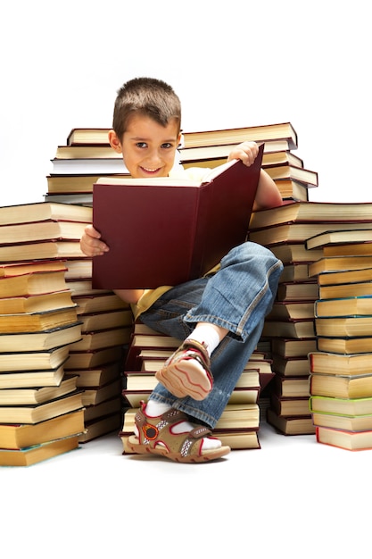 écolier heureux avec un livre ouvert