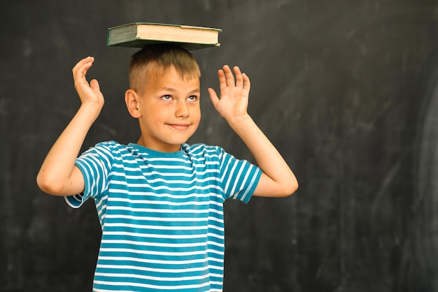 Photo gratuite Écolier ludique avec livre