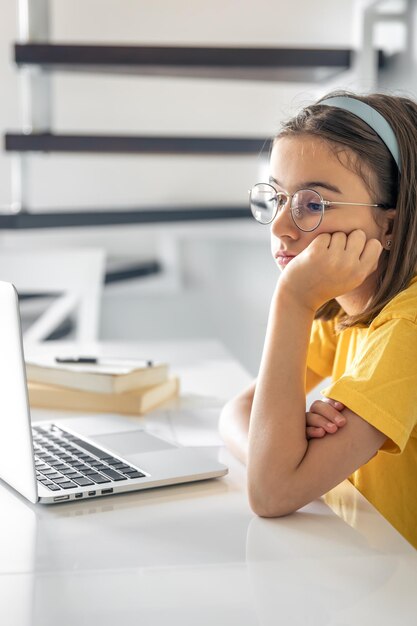 Photo gratuite Écolière épuisée souffrant de devoirs fatigués d'étudier