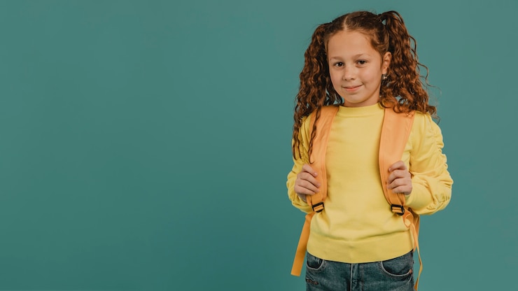 Photo gratuit écolière avec espace copie chemise jaune