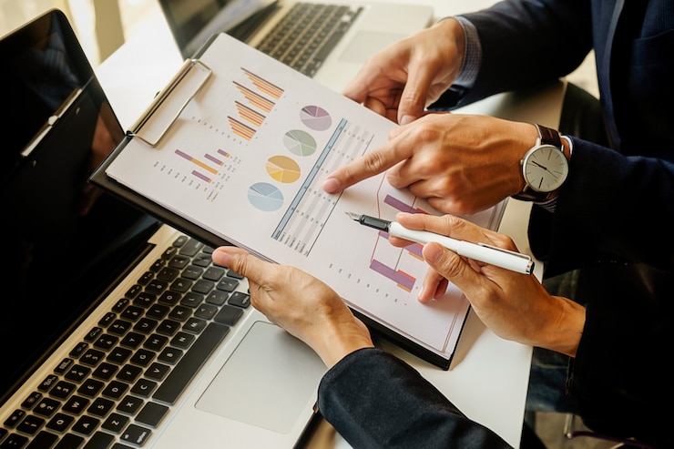 Photo gratuit economie des finances, travail, ordinateur portable, discussion, ordinateur portable