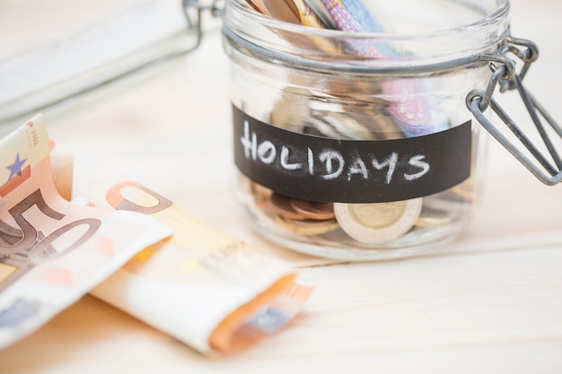 Économies dans le pot de verre pour les vacances