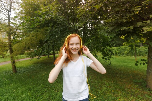 Jeune Femme Ecoutant De La Musique Dans La Maison Verte Photo Gratuite