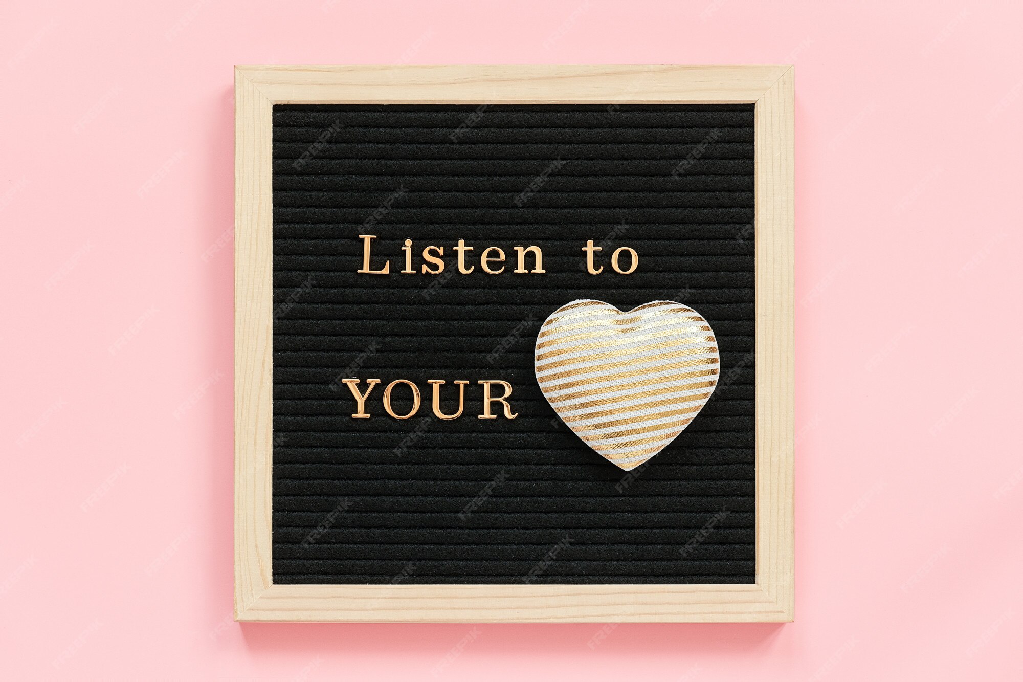 Ecoutez Votre Cœur Citation De Motivation En Lettres D Or Et Coeur Textile Decoratif Sur Tableau Noir Sur Mur Rose Photo Premium