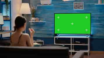 Photo gratuite Écran vert sur écran de télévision moderne à la maison